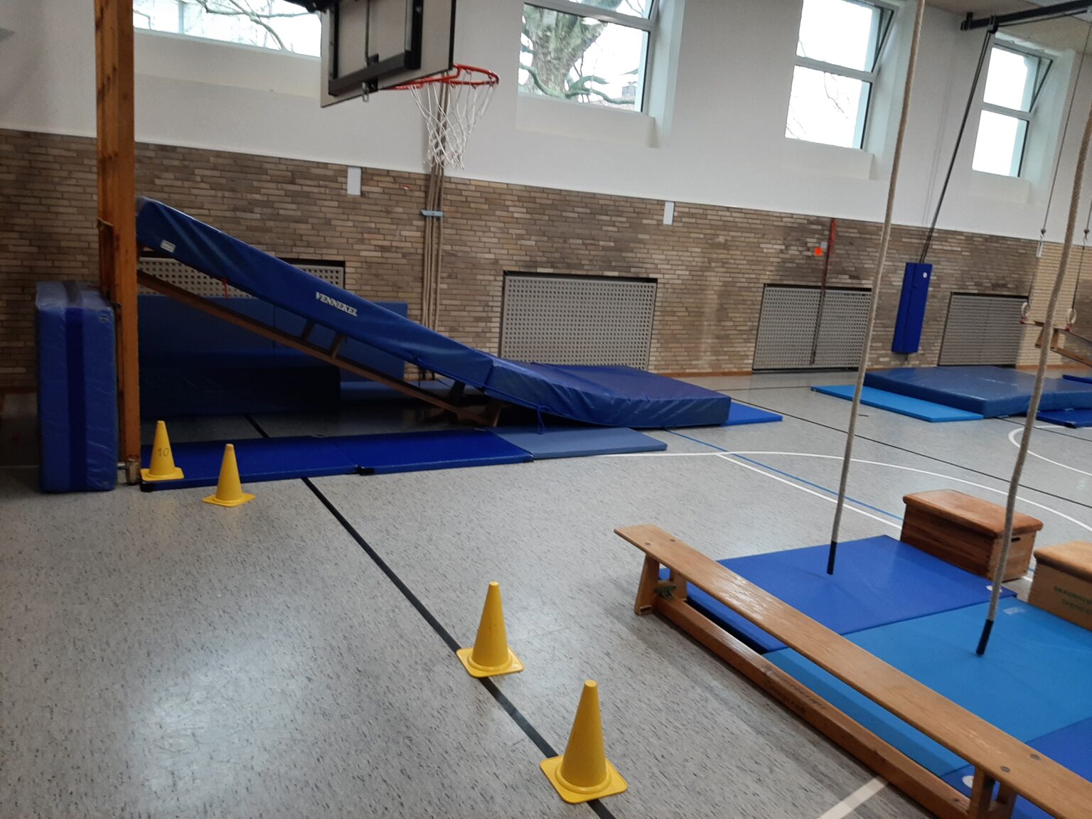 22.03.2021 Bewegungslandschaft in der Sporthalle Grundschule Hillegossen
